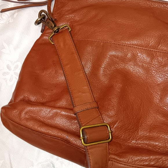 Elegant Brown Leather Shoulder Bag - Picture 2 of 11